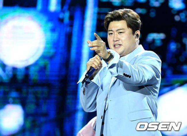 [OSEN=고양, 최규한 기자] 30일 오후 경기도 고양체육관에서 SBS 추석특집 쇼 ‘김호중의 한가위 판타지아’ 현장공개가 열렸다.가수 김호중이 무대를 펼치고 있다. 2022.08.30 / dreamer@osen.co.kr