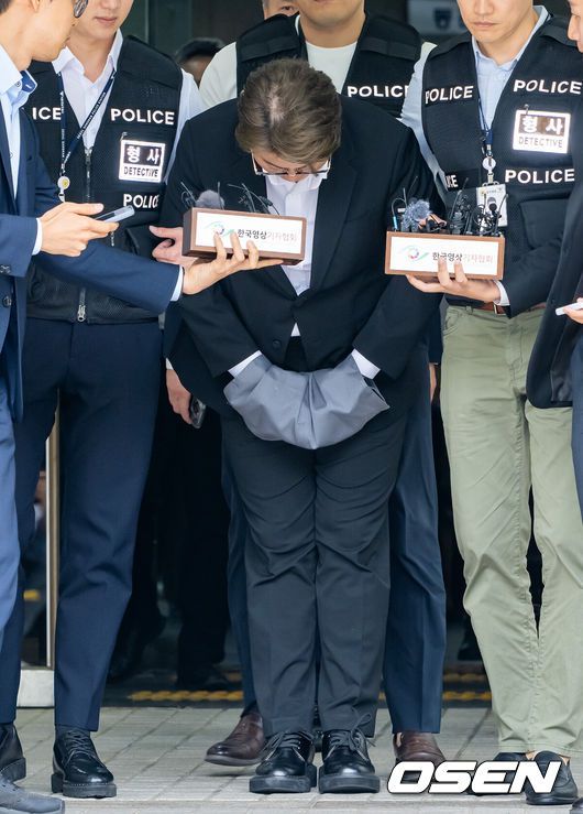 [OSEN=민경훈 기자] '음주 뺑소니' 혐의로 구속영장이 청구된 가수 김호중이24일 서울중앙지법에서 구속 전 피의자 심문(영장실질심사)을 가졌다.검찰은 전날 경찰의 신청에 따라 김호중에 대해 특정범죄가중처벌법상 위험운전치상, 도주치상 등 혐의로 구속영장을 청구했다. 그의 소속사 대표와 전 본부장에 대해서도 구속영장이 청구됐다.가수 김호중이 구속영장실질심사를 마친 뒤 법원을 나서며 고개를 숙이고 있다. 2024.05.24 /rumi@osen.co.kr