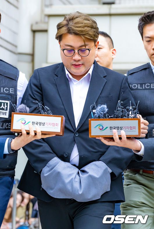 [OSEN=민경훈 기자] '음주 뺑소니' 혐의로 구속영장이 청구된 가수 김호중이24일 서울중앙지법에서 구속 전 피의자 심문(영장실질심사)을 가졌다.검찰은 전날 경찰의 신청에 따라 김호중에 대해 특정범죄가중처벌법상 위험운전치상, 도주치상 등 혐의로 구속영장을 청구했다. 그의 소속사 대표와 전 본부장에 대해서도 구속영장이 청구됐다.가수 김호중이 구속영장실질심사를 마친 뒤 법원을 나서고 있다.. 2024.05.24 /rumi@osen.co.kr