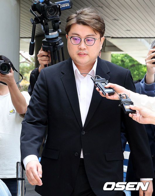 [OSEN=민경훈 기자] '음주 뺑소니' 혐의로 구속영장이 청구된 가수 김호중이24일 서울중앙지법에서 구속 전 피의자 심문(영장실질심사)을 가졌다.검찰은 전날 경찰의 신청에 따라 김호중에 대해 특정범죄가중처벌법상 위험운전치상, 도주치상 등 혐의로 구속영장을 청구했다. 그의 소속사 대표와 전 본부장에 대해서도 구속영장이 청구됐다.가수 김호중이 출석하고 있다. 2024.05.24 /rumi@osen.co.kr