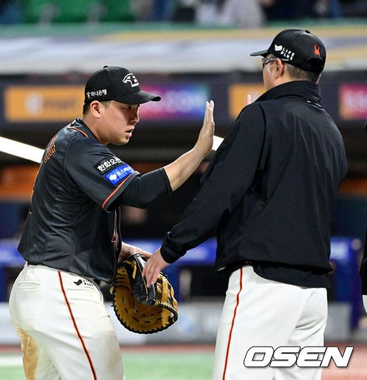 [OSEN=인천, 최규한 기자] 프로야구 한화 이글스가 연장 접전 끝에SSG 랜더스에 승리했다.한화는 25일 인천 SSG랜더스필드에서 열린 2024 KBO리그 SSG와 경기에서 연장 10회 4-2로 승리했다. 한화는 2연승을 이어갔고, 반면SSG는 6연패 수렁에 빠졌다.경기를 마치고 승리한 한화 최원호 감독과 안치홍이 인사를 나누고 있다. 2024.05.25 / dreamer@osen.co.kr