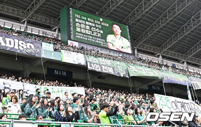 [OSEN=전주, 박준형 기자] 30일 오후 전북 전주시 전주월드컵경기장에서 '하나은행 K리그1 2024' 전북 현대와 울산 현대의 경기가 진행됐다.전반 28분 전광판에 중국 공안에 구금됐다 최근 풀려난 전북 28번 손준호를 응원하는 문구가 표시되어 있다.   2024.03.30 / soul1014@osen.co.kr