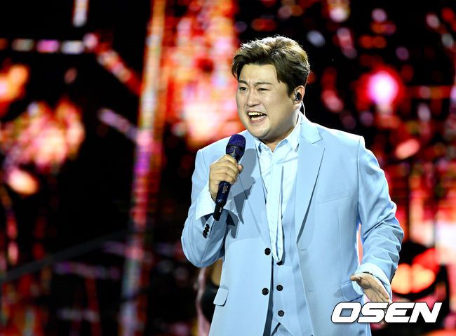 [OSEN=고양, 최규한 기자]가수 김호중이 무대를 펼치고 있다. 2022.08.30 / dreamer@osen.co.kr