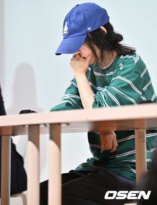 [OSEN=조은정 기자]하이브 산하 레이블 어도어의 대표 민희진이 25일 오후 서울 서초구 한국컨퍼런스센터에서 경영원 탈취 시도 의혹 관련 긴급기자회견을 열었다.앞서 하이브는 민희진 대표가 뉴진스를 데리고 본사로부터 독립하려 한다는 제보를 받아 관련 증거 수집에 나섰다.하이브는 A 씨 등 어도어 경영진이 대외비인 계약서를 유출하고, 하이브가 보유하고 있는 어도어 주식을 팔도록 유도했다는 정황을 포착해 감사권을 발동했으며A 씨가 하이브 내부 정보를 어도어에 넘긴 것으로도 파악했다. 이와 관련,민희진 대표는 공식입장을 통해 '아일릿의 뉴진스 카피 사태'에 문제를 제기하자 하이브로부터 해임 통보를 받은 것이라고 반박했다.민희진 대표가 입장 발표 전 생각에 잠겨있다. 2024.04.25 /cej@osen.co.kr