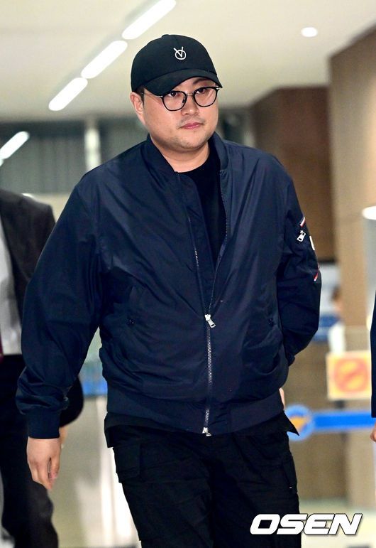 [OSEN=민경훈 기자] '음주 뺑소니' 혐의로 구속영장이 청구된 가수 김호중이24일 서울중앙지법에서 구속 전 피의자 심문(영장실질심사)을 가졌다.검찰은 전날 경찰의 신청에 따라 김호중에 대해 특정범죄가중처벌법상 위험운전치상, 도주치상 등 혐의로 구속영장을 청구했다. 그의 소속사 대표와 전 본부장에 대해서도 구속영장이 청구됐다.음주 뺑소니 혐의를 받는 가수 김호중이 영장실질심사(구속 전 피의자심문)를 위해 24일 오전 서울 서초구 서울중앙지방법원에 출석하고 있다. 2024.05.23 /rumi@osen.co.kr