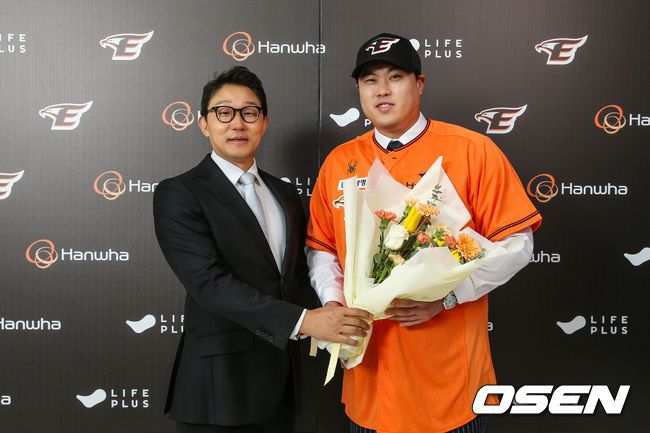 한화 박찬혁 대표이사(왼쪽)가 류현진과 계약 후 악수를 하고 있다. /한화 이글스 제공