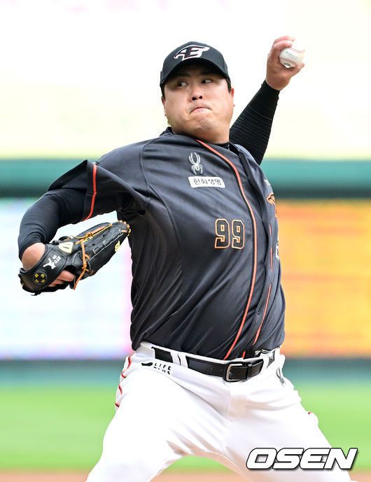 [OSEN=인천, 최규한 기자] 25일 오후 인천 SSG랜더스필드에서 ‘2024 신한 SOL Bank KBO리그’ SSG 랜더스와 한화 이글스의 경기가 열렸다.이날 홈팀 SSG는 오원석, 방문팀 한화는 류현진을 선발로 내세운다.1회말 한화 선발 류현진이 힘차게 공을 뿌리고 있다. 2024.05.25 / dreamer@osen.co.kr