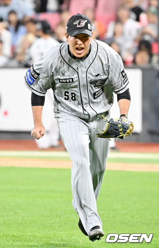 [OSEN=수원, 민경훈 기자] 7회말 2사 주자 1,3루 KT 대타 오재일을 헛스윙 삼진아웃으로 막아낸 한화 박상원이 기뻐하고 있다. 2024.06.04 / rumi@osen.co.kr