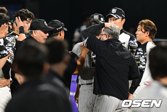 [OSEN=수원, 김성락 기자] 경기가 종료 되는 순간 KT 위즈와 한화 이글스의 벤치클리어링이 발생했다. 한화 김경문 감독이 선수들을 진정시키고 있다. 2024.06.05 / ksl0919@osen.co.kr