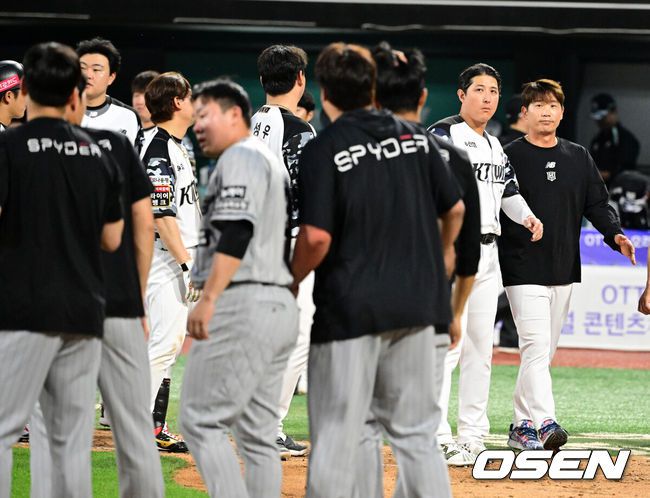 [OSEN=수원, 지형준 기자] 프로야구 한화 이글스가KT 위즈와 3연전을 싹쓸이 했다.한화는 5일 수원 KT위즈파크에서 열린 2024 KBO리그KT와 경기에서 6-0으로 승리했다. 김경문 신임 감독이부임한 이후 3연승 행진이다.선발류현진은 직구 최고 구속 149km를 던지며 6이닝 동안 6피안타 1볼넷 3탈삼진 무실점으로 승리 투수가 됐다. 시즌 4승째. 불펜 김규연은 7회 무사 1,2루에서 올라와 실점없이 막으며 2이닝 무실점으로 호투했다.노시환은 9회 쐐기 홈런을 터뜨렸다.경기를 마치고 양팀 선수들이 인사를 나누고 있다. 2024.06.06 / jpnews@osen.co.kr