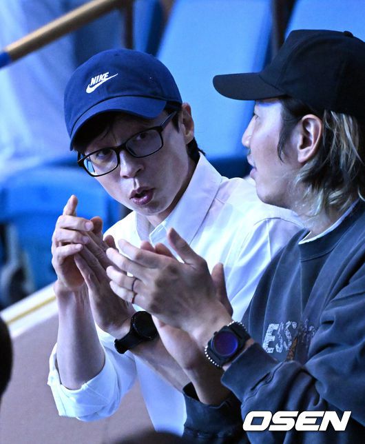 [OSEN=잠실, 이대선 기자] 7일 오후 서울 잠실 실내체육관에서 '김연경 초청 세계 여자배구 올스타전(KYK Invitational 2024)’이 열렸다.'김연경 초청 세계 여자배구 올스타전'(KYK Invitational 2024)은 김연경의 국가대표 은퇴를 기념하기 위해 대한배구협회가 주최하고, 라이언앳과 주식회사 넥스트크리에이티브가 공동으로 주관한다.나영석 PD가 응원을 하고 있다. 2024.06.08 /sunday@osen.co.kr