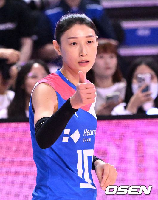 [OSEN=잠실, 이대선 기자] 7일 오후 서울 잠실 실내체육관에서 '김연경 초청 세계 여자배구 올스타전(KYK Invitational 2024)’이 열렸다.'김연경 초청 세계 여자배구 올스타전'(KYK Invitational 2024)은 김연경의 국가대표 은퇴를 기념하기 위해 대한배구협회가 주최하고, 라이언앳과 주식회사 넥스트크리에이티브가 공동으로 주관한다.유재석과 이광수가 응원을 하고 있다. 2024.06.08 /sunday@osen.co.kr