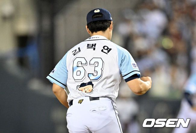 [OSEN=잠실, 조은정 기자]프로야구 두산 베어스가 선발투수의 1회 강판을 딛고 짜릿한 역전승을 거두며 2위를 턱밑 추격했다.두산 베어스는 8일 서울 잠실구장에서 열린 2024 신한 SOL뱅크 KBO리그 KIA 타이거즈와의 시즌 11차전에서 9-8 신승을 거뒀다.9회초 2사 2루 두산 김택연이 KIA 최원준에게 삼진을 이끌어내며 기뻐하고 있다. 2024.06.08 /cej@osen.co.kr