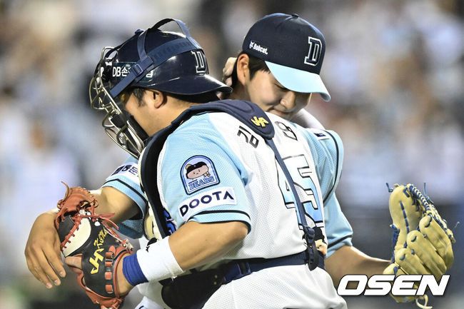 [OSEN=잠실, 조은정 기자]프로야구 두산 베어스가 선발투수의 1회 강판을 딛고 짜릿한 역전승을 거두며 2위를 턱밑 추격했다.두산 베어스는 8일 서울 잠실구장에서 열린 2024 신한 SOL뱅크 KBO리그 KIA 타이거즈와의 시즌 11차전에서 9-8 신승을 거뒀다.두산 김택연이 김기연과 승리를 기뻐하고 있다. 2024.06.08 /cej@osen.co.kr