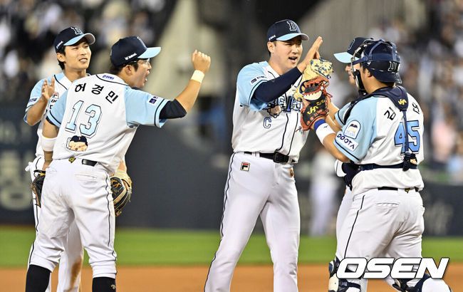 [OSEN=잠실, 조은정 기자]프로야구 두산 베어스가 선발투수의 1회 강판을 딛고 짜릿한 역전승을 거두며 2위를 턱밑 추격했다.두산 베어스는 8일 서울 잠실구장에서 열린 2024 신한 SOL뱅크 KBO리그 KIA 타이거즈와의 시즌 11차전에서 9-8 신승을 거뒀다.두산이 승리를 기뻐하고 있다. 2024.06.08 /cej@osen.co.kr
