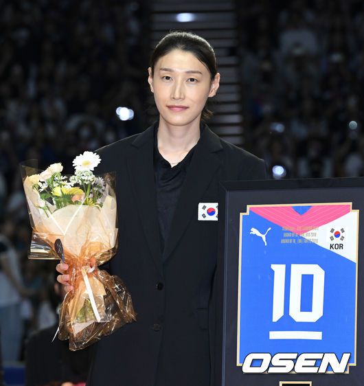 [OSEN=잠실, 이대선 기자] 배구여제 흥국생명 핑크스파이더스 김연경(36)이 국가대표 은퇴경기를 승리로 장식했다.김연경은 8일 서울 잠실실내체육관에서 열린 ‘KYK NVITATIONAL 2024’ 김연경 국가대표 은퇴경기에서 팀 대한민국 소속으로 출전해 70-60으로 승리했다.경기 종료 후 진행된 국가대표 은퇴식에서 기념패를 받은 김연경이 기념촬영을 하고 있다. 2024.06.08 /sunday@osen.co.kr