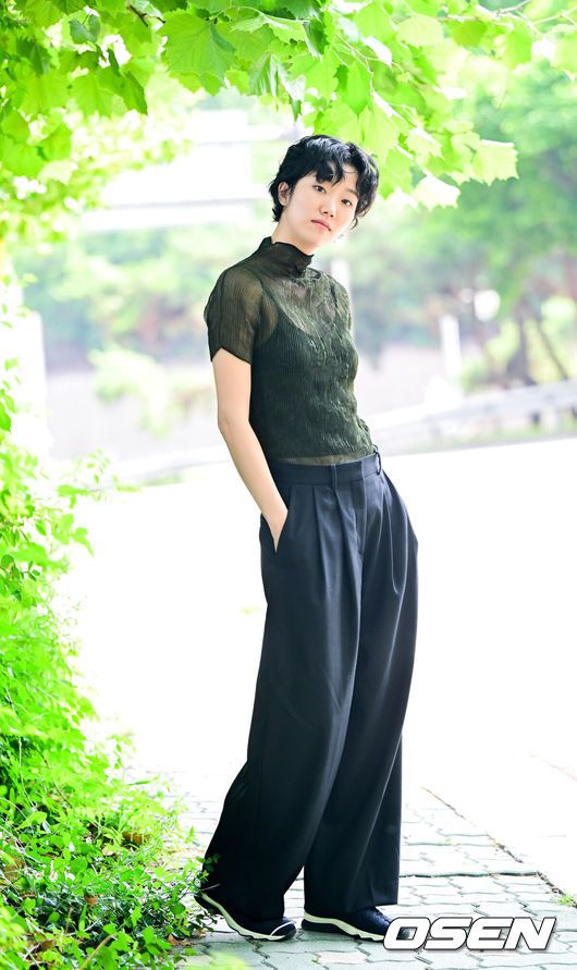 [OSEN=최규한 기자] 배우 이주영이 넷플릭스 오리지널 시리즈 '더 에이트 쇼’에서 열연을 펼친 뒤 10일 오후 서울 합정동 OSEN에서 인터뷰를 가졌다.'더에이트쇼'는 8명의 인물이 8층으로 나뉜 비밀스런 공간에 갇혀 ‘시간이 쌓이면 돈을 버는’ 달콤하지만 위험한쇼에 참가하면서 벌어지는 이야기를 그린 드라마다.이주영이 인터뷰에 앞서 포즈를 취하고 있다. 2024.06.10 / dreamer@osen.co.kr