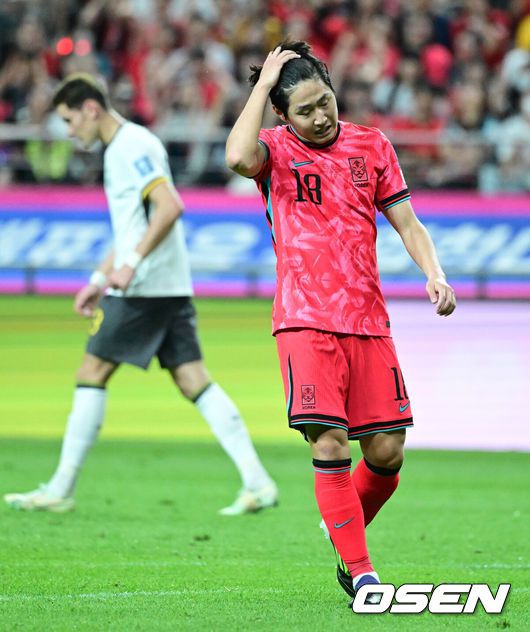 [OSEN=서울월드컵경기장, 지형준 기자] 11일 오후 서울월드컵경기장에서2026 국제축구연맹(FIFA) 북중미 월드컵 아시아 2차 예선 C조 6차전 대한민국과 중국의 경기가 열렸다.대한민국(4승 1무, 승점 13)은 지난 6일 싱가포르와 5차전에서 7-0 대승을 거두며 이날 중국과 최종전 결과와 상관없이 3차 예선행을 확정했다. 하지만 ‘톱 시드’를 유지하기 위해선 중국전 승리가 필요하다.전반 대한민국 이강인이 슛이 막히자 아쉬워하고 있다. 2024.06.11 / jpnews@osen.co.kr