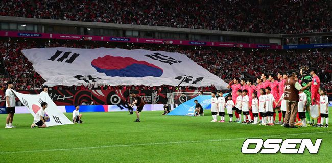 [OSEN=서울월드컵경기장, 지형준 기자] 11일 오후 서울월드컵경기장에서2026 국제축구연맹(FIFA) 북중미 월드컵 아시아 2차 예선 C조 6차전 대한민국과 중국의 경기가 열렸다.대한민국(4승 1무, 승점 13)은 지난 6일 싱가포르와 5차전에서 7-0 대승을 거두며 이날 중국과 최종전 결과와 상관없이 3차 예선행을 확정했다. 하지만 ‘톱 시드’를 유지하기 위해선 중국전 승리가 필요하다.경기에 앞서 대한민국 선수들이 국민의례를 하고 있다. 2024.06.11 / jpnews@osen.co.kr