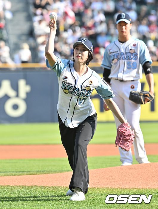 [OSEN=잠실, 조은정 기자] 9일 오후 서울 잠실구장에서 ‘2024 신한 SOL BANK KBO리그’ 두산 베어스와 KIA 타이거즈의 경기에 앞서 배현진 국회의원이 시구하고 있다.