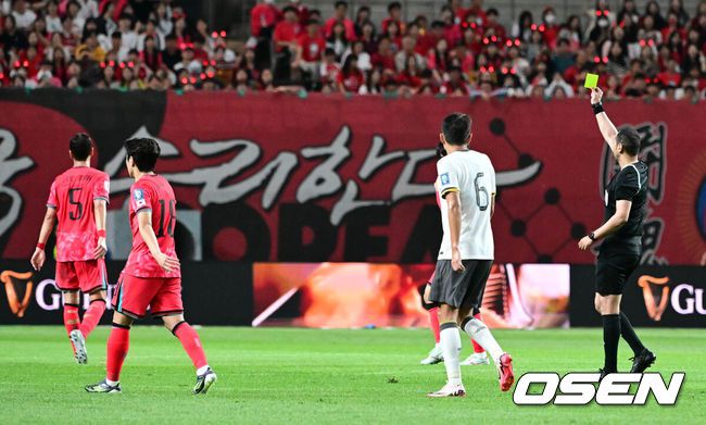 [OSEN=서울월드컵경기장, 지형준 기자] 11일 오후 서울월드컵경기장에서2026 국제축구연맹(FIFA) 북중미 월드컵 아시아 2차 예선 C조 6차전 대한민국과 중국의 경기가 열렸다.대한민국(4승 1무, 승점 13)은 지난 6일 싱가포르와 5차전에서 7-0 대승을 거두며 이날 중국과 최종전 결과와 상관없이 3차 예선행을 확정했다. 하지만 ‘톱 시드’를 유지하기 위해선 중국전 승리가 필요하다.전반 대한민국 정우영이 경고를 받고 있다. 2024.06.11 / jpnews@osen.co.kr