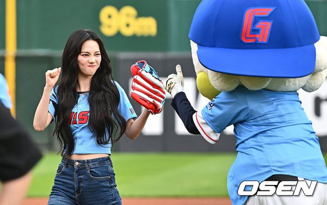 [OSEN=부산, 이석우 기자] 9일 부산 사직야구장에서 열린 2024 신한 SOL 뱅크 KBO 리그 롯데 자이언츠와 SSG 랜더스의 더블헤더 2차전에 앞서걸그룹 에스파(aespa) 멤버 카리나가 롯데 자이언츠 승리 기원 시구를 마친 모습.