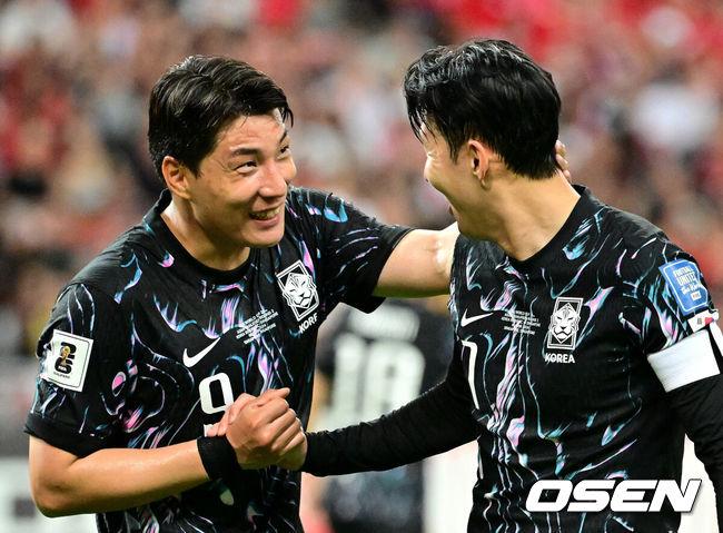 [OSEN=칼랑(싱가포르), 조은정 기자]김도훈 임시감독이 이끄는 대한민국과 싱가포르의 2026 FIFA북중미 월드컵 아시아 2차 예선 C조 5차전이 6일(한국시간) 오후 9시 싱가포르 칼랑에 위치한 싱가포르 더 내셔널 스타디움에서 열렸다.각 조 12위에 3차 예선 진출 자격이 주어지는 가운데 한국은 싱가포르와 5차전에서 비기기만 해도 11일 중국과 6차전 경기 결과와 상관없이 3차 예선행을확정한다. 심지어5차전에서 한국이 패해도태국이 승점을 챙기지 못한다면3차 예선으로 향할 수 있다.전반 주민규와 손흥민이 손을 맞잡고 있다. 2024.06.06 /cej@osen.co.kr