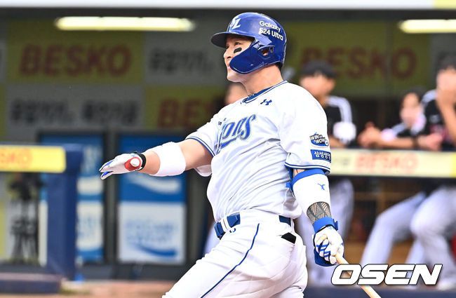 [OSEN=대구, 이석우 기자] 13일 대구삼성라이온즈파크에서 2024 신한 SOL 뱅크 KBO 리그 삼성 라이온즈와 LG 트윈스의 경기가 열렸다. 3연승으로 기세가 오른 삼성은 이호성을 선발로 출전시키고 3연패 중인 LG는 에이스 켈리를 내세워 반등을 노린다.삼성 라이온즈 박병호가 2회말 좌월 솔로 홈런(한미통산 400호)을 치고 있다. 2024.06.13 / foto0307@osen.co.kr