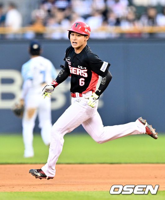 [OSEN=잠실, 조은정 기자]9일 오후 서울 잠실구장에서 ‘2024 신한 SOL BANK KBO리그’ 두산 베어스와 KIA 타이거즈의 경기가 열렸다.이날 두산 베어스는 최준호를, KIA 타이거즈는 윤영철을 선발 투수로 내세웠다.8회초 KIA 선두타자 홍종표가 3루타를 날린 뒤 질주하고 있다. 2024.06.09 /cej@osen.co.kr