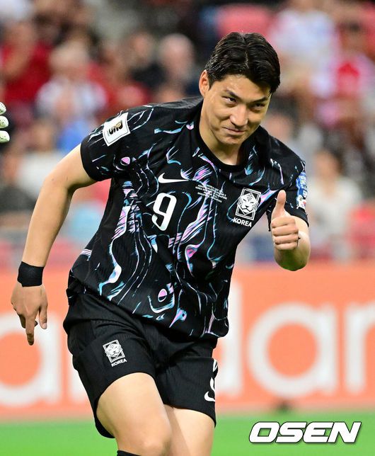 [OSEN=칼랑(싱가포르), 조은정 기자]김도훈 임시감독이 이끄는 대한민국과 싱가포르의 2026 FIFA북중미 월드컵 아시아 2차 예선 C조 5차전이 6일(한국시간) 오후 9시 싱가포르 칼랑에 위치한 싱가포르 더 내셔널 스타디움에서 열렸다.각 조 12위에 3차 예선 진출 자격이 주어지는 가운데 한국은 싱가포르와 5차전에서 비기기만 해도 11일 중국과 6차전 경기 결과와 상관없이 3차 예선행을확정한다. 심지어5차전에서 한국이 패해도태국이 승점을 챙기지 못한다면3차 예선으로 향할 수 있다.전반 대한민국 주민규가 동료들에게 엄지를 들어 올리고 있다. 2024.06.06 /cej@osen.co.kr