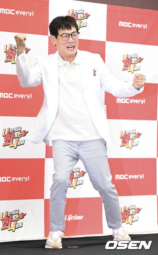 [OSEN=최규한 기자] 14일 오후 서울 상암동 스탠포드호텔에서 MBC에브리원라이프타임 새 예능 ‘나는 지금 화가 나있어’ 제작발표회가 열렸다.예능‘나는 지금 화가 나있어’(약칭 나화나)는 대한민국‘화’전문MC들이‘화(火)’제의 게스트를 초대해 그들의 화 유발 비밀 토크를 듣고 화풀이 노하우를 대방출하는‘대국민 화Free(프리)쇼’다.이경규,박명수,권율,덱스가 시청자들의 꽉 막힌‘화’를 대리 분출하며 통쾌한 사이다를 선사할 예정이다.방송인 이경규가 제작발표회에 참석해 포토타임을 하고 있다. 2023.08.14 / dreamer@osen.co.kr