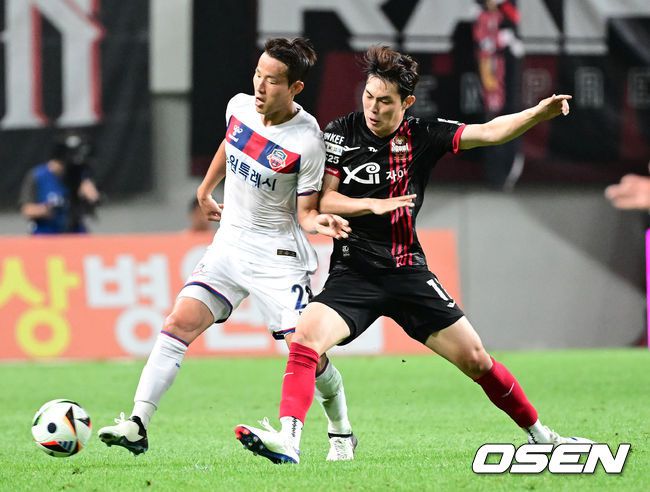 [OSEN=서울월드컵경기장, 최규한 기자] 22일 오후 서울 성산동 서울월드컵경기장에서 '하나은행 K리그 1 2024' 18라운드 FC서울과 수원FC의 경기가 열렸다.홈팀 FC서울은 4승 6무 7패, 승점 18로 9위에 머물러 있다. 방문팀 수원FC는 8승 3무 6패, 승점 27로 5위에 자리하고 있다.후반 수원FC 손준호와 FC서울 강성진이 볼다툼을 벌이고 있다. 2024.06.22 / dreamer@osen.co.kr