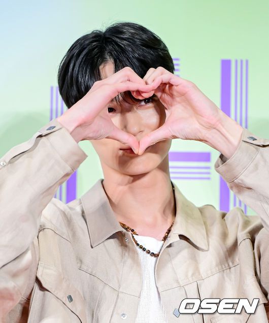 [OSEN=지형준 기자] 31일 오후 서울 메가박스 코엑스에서 영화 '원더랜드' VIP 시사회가 열렸다.'원더랜드'는 죽은 사람을 인공지능으로 복원하는 영상통화 서비스 ‘원더랜드’를 통해 사랑하는 사람과 다시 만나는 이야기로 6월 5일 전국 극장에서 만날 수 있다.배우 변우석이 참석해 포즈를 취하고 있다. 2024.05.31 /jpnews@osen.co.kr