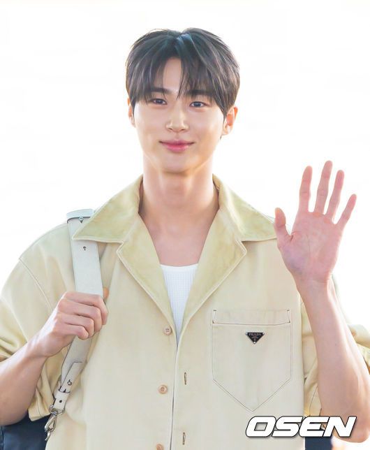 [OSEN=박준형 기자]배우 변우석(ByeonWooSeok)이 13일 오전 인천국제공항을 통해 팬미팅 참석 차 태국 방콕으로 출국했다.변우석은 tvN 드라마 '선재 업고 튀어'를 통해 신드롬 열풍을 일으켰다.변우석이 출국에 앞서 신호를 기다리고 있다.  2024.06.13 / soul1014@osen.co.kr