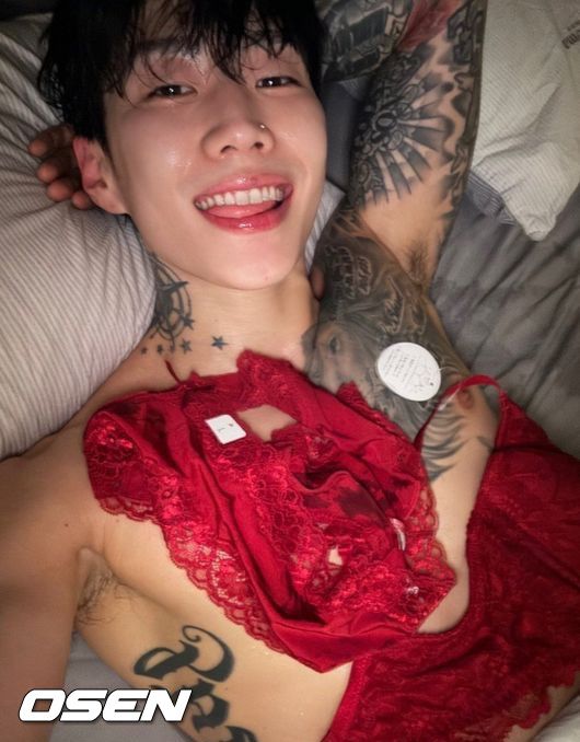 [OSEN=최재현 기자]12일 오후 서울  용산구 한남동 디젤 한남스토에서 가수 박재범, CL, 뱀뱀의 디젤X원소주 콜라보레이션 팝업 스토어 오픈 기념 포토콜 행사가 열렸다.가수 박재범이 포토월에서 포즈를 취하고 있다. 2023.04.12 /hyun309@osen.co.kr