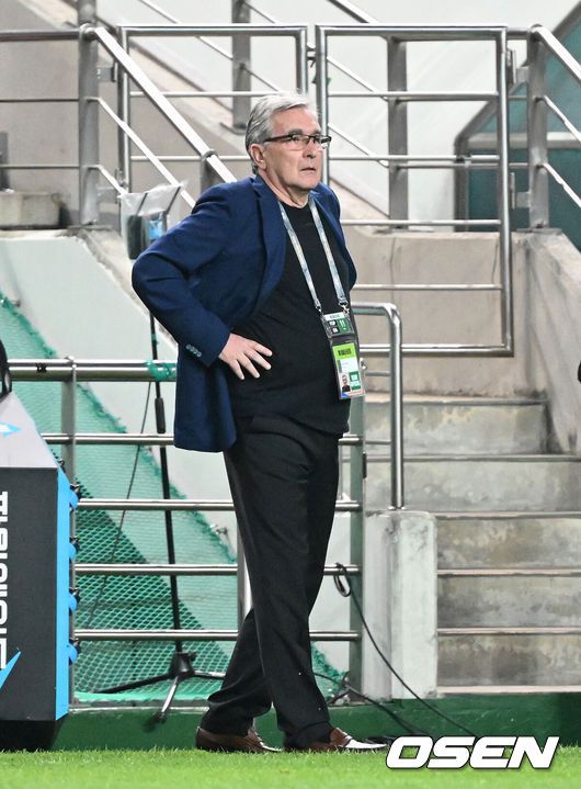 [OSEN=서울월드컵경기장, 이대선 기자] 중국이 예고했던 놀랄 일은 없었다. 한국이 무난하게 중국을 잡아내며 '공한증'역사를 이어갔다.김도훈 임시 감독이 이끄는 대한민국 축구대표팀은 11일 오후 8시 서울월드컵경기장에서 열린 2026 국제축구연맹(FIFA) 북중미 월드컵 아시아 2차 예선 C조 6차전에서 중국을 1-0으로 꺾었다.전반 중국 이반코비치 감독이 작전 지시를 하고 있다. 2024.06.11 /sunday@osen.co.kr