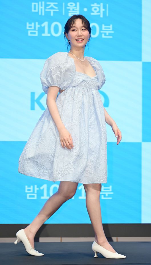 [OSEN=김성락 기자] 13일 오후 서울 구로구 더세인트에서 KBS 2TV 새 월화드라마 ‘함부로 대해줘’ 제작발표회가 열렸다. 드라마 ‘함부로 대해줘’는 예의범절을 목숨처럼 여기는 MZ 선비 신윤복이 아무에게나 함부로 대해지는 사회 최약체 김홍도를 만나 펼치는 무척 예의 바르고 따뜻한 로맨스 성장기를 그렸다.배우 이유영이 행사장을 나서고 있다. 2024.05.13 / ksl0919@osen.co.kr