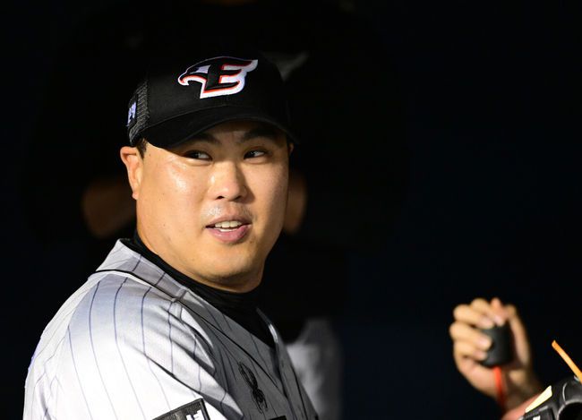 [OSEN=잠실, 지형준 기자] 12일 오후 서울 잠실야구장에서 2024 신한 SOL Bank KBO리그 두산 베어스와 한화 이글스의 경기가 열렸다.이날 두산은 브랜든, 한화는 류현진을 선발로 내세웠다.6회말 위기를 실점 없이 넘긴 한화 류현진이 더그아웃에서 미소짓고 있다. 2024.06.12 / jpnews@osen.co.kr