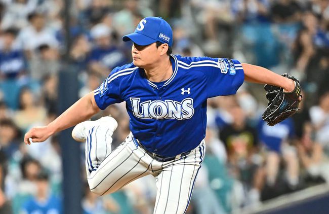 [OSEN=대구, 이석우 기자] 4일 대구삼성라이온즈파크에서 2024 신한 SOL 뱅크 KBO 리그 삼성 라이온즈와 KIA 타이거즈의 경기가 열렸다. 홈팀 삼성은 백정현이 선발 출전하고 방문팀 KIA는 양현종이 선발로 출전했다. 삼성 라이온즈 오승환이 역투하고 있다. 2024.07.04 / foto0307@osen.co.kr