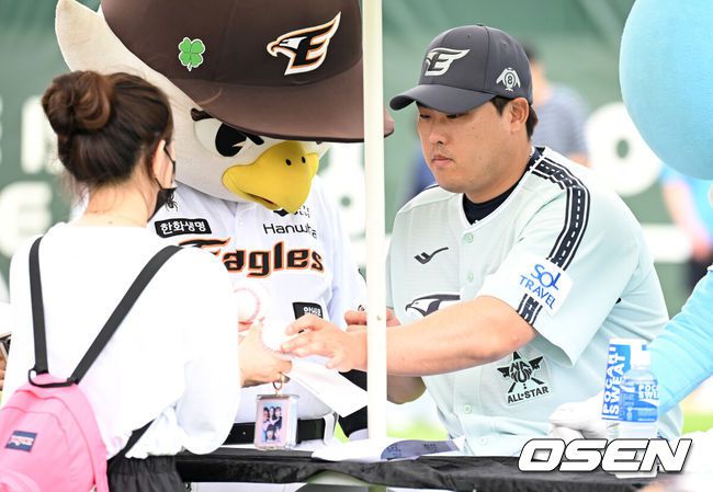 [OSEN=인천, 이대선 기자] 6일 오후 인천 SSG랜더스필드에서 ‘2024 신한 SOL BANK KBO리그’ 올스타전이 열린다.인천에서 프로야구 올스타전이 열리는 것은 2008년 이후 16년 만이다.나눔 올스타 한화 류현진이 사인회를 가지고 있다.  2024.07.06 /sunday@osen.co.kr