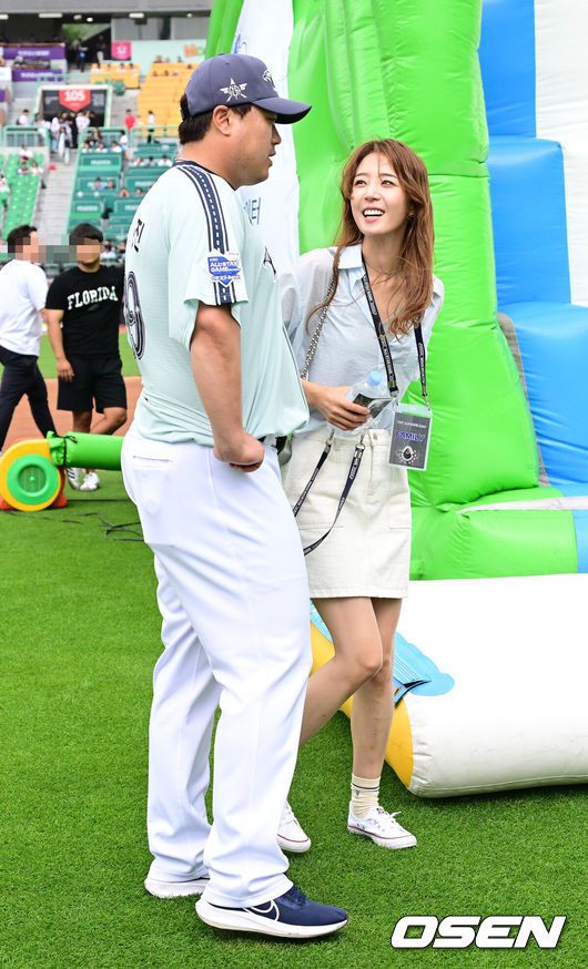 [OSEN=인천, 최규한 기자] 6일 오후 인천 SSG랜더스필드에서 ‘2024 신한 SOL BANK KBO리그’ 올스타전이 열린다.인천에서 프로야구 올스타전이 열리는 것은 2008년 이후 16년 만이다.올스타 한화 류현진이 아내 배지현 아나운서와 대화를 나누고 있다. 2024.07.06 / dreamer@osen.co.kr