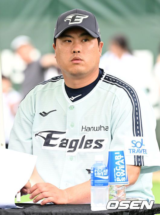 [OSEN=인천, 이대선 기자] 6일 오후 인천 SSG랜더스필드에서 ‘2024 신한 SOL BANK KBO리그’ 올스타전이 열린다.인천에서 프로야구 올스타전이 열리는 것은 2008년 이후 16년 만이다.나눔 올스타 한화 류현진이 사인회를 가지고 있다.  2024.07.06 /sunday@osen.co.kr