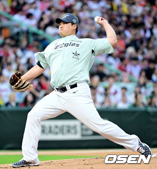 [OSEN=인천, 최규한 기자] 6일 오후 인천 SSG랜더스필드에서 ‘2024 신한 SOL BANK KBO리그’ 올스타전이 열렸다.인천에서 프로야구 올스타전이 열리는 것은 2008년 이후 16년 만이다.나눔 올스타 선발 한화 류현진이 힘차게 공을 뿌리고 있다. 2024.07.06 / dreamer@osen.co.kr