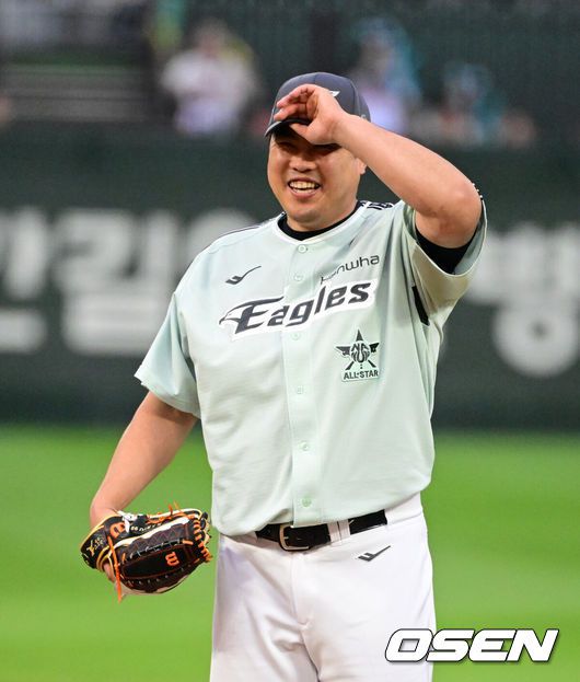 [OSEN=인천, 지형준 기자] 6일 오후 인천 SSG랜더스필드에서 ‘2024 신한 SOL BANK KBO리그’ 올스타전이 열렸다.인천에서 프로야구 올스타전이 열리는 것은 2008년 이후 16년 만이다.1회 나눔 올스타 한화 류현진이 선발로 마운드에 올라 미소짓고 있다. 2024.07.05 / jpnews@osen.co.kr