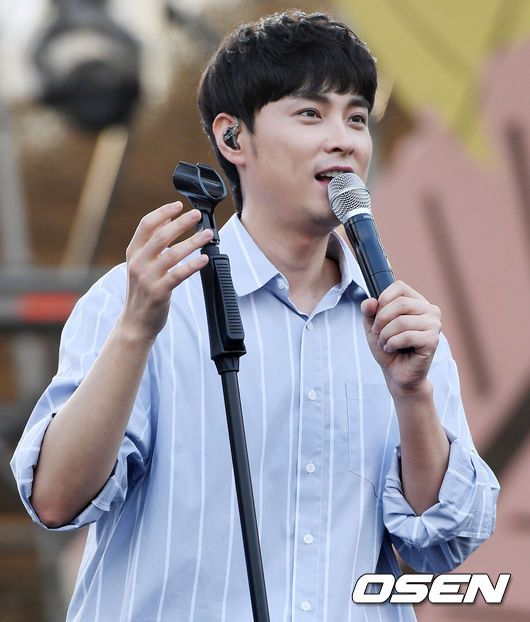 [OSEN=가평, 박재만 기자] '2017 멜로디 포레스트 캠프'가 23일 경기도 가평군 자라섬에서 열렸다. 그룹 버즈 민경훈이 멋진 무대를 선보이고 있다. /pjmpp@osen.co.kr