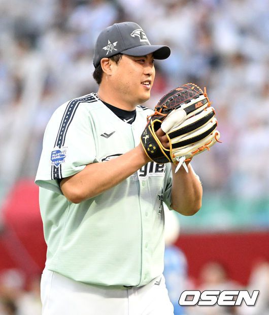 [OSEN=인천, 이대선 기자] 나눔 올스타(LG, NC, KIA, 한화, 키움)가 3연 연속 승리했다.나눔 올스타(LG, NC, KIA, 한화, 키움)는 6일 인천 SSG랜더스필드에서 열린 2024 KBO올스타전에서 최형우와 오스틴의 홈런포를 앞세워드림 올스타(KT, SSG, 두산, 롯데, 삼성)에 4-2로 승리했다.1회말 수비를 마친 나눔 올스타 류현진이 더그아웃으로 가며 박수를 치고 있다. 2024.07.06 /sunday@osen.co.kr