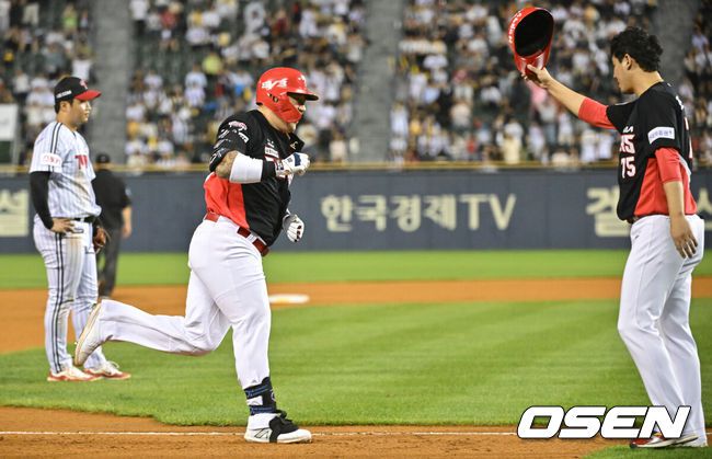 [OSEN=잠실, 조은정 기자]9일 서울 송파구 잠실야구장에서 ‘2024 신한 SOL Bank KBO리그’ LG트윈스와 KIA타이거즈의 경기가 열렸다.홈팀 LG는 켈리를, 방문팀 KIA는 네일을 선발로 내세웠다.6회초 1사 만루 KIA 최형우가 우월 만루 홈런을 날린 뒤 베이스를 돌고 있다. 2024.07.09 /cej@osen.co.kr