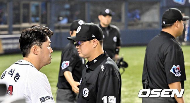 [OSEN=잠실, 조은정 기자]12일 오후 서울 잠실야구장에서2024 신한 SOL Bank KBO리그 두산 베어스와 삼성 라이온즈의 경기가 열렸다.이날 홈팀 두산은 곽빈을, 방문팀 삼성은 백정현을 선발 투수로 내세웠다.8회말 두산 선두타자 양석환이 홈런을 날렸으나 비디오 판독으로 3루타로 번복됐다. 이승엽 감독은 비디오 판독 항의로 퇴장. 양석환이 더그아웃에서 3루로 걸어나가고 있다. 2024.07.12 /cej@osen.co.kr