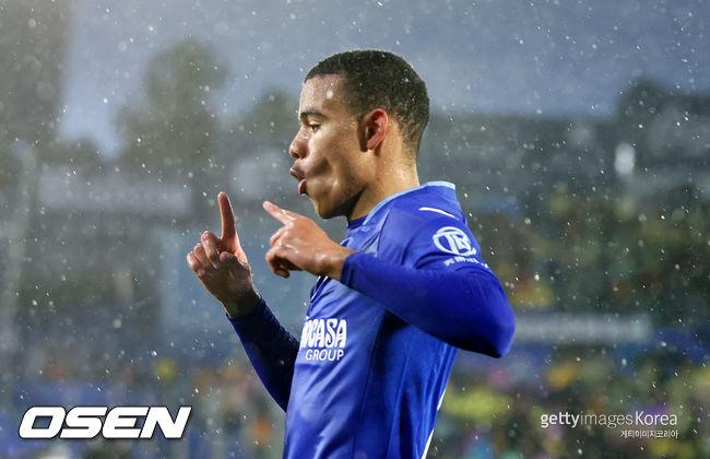 [사진] 마르세유는 메이슨 그린우드뿐만 아니라 황희찬도 노리고 있다. 새로 부임한 로베르토 데 제르비 감독이 그를 높이 평가하는 것으로 알려졌다. 황희찬도 울버햄튼 측에 마르세유로 이적하고 싶다는 의사를 전했다. 다만 그린우드 영입에 큰돈을 쓴 마르세유가 울버햄튼의 요구액을 맞춰줄 수 있을진 미지수다.