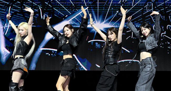 [OSEN=조은정 기자]그룹 에스파(aespa)의 첫 정규 앨범 아마겟돈(Armageddon) 발매 기념 쇼케이스가 27일 서울 용산구 블루스퀘어에서 열렸다.에스파 정규 1집 아마겟돈에는 더블 타이틀 곡 아마겟돈(Armageddon)과 슈퍼노바(Supernova)에 이어 앞서 트랙 비디오로 공개된 리코리쉬(Licorice), 롱챗(Long Chat (#♥)), 리브 마이 라이브(Live My Life) 등 총 10곡이 수록된다.에스파가 멋진 무대를 선보이고 있다. 2024.05.27 /cej@osen.co.kr